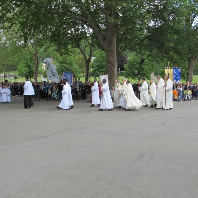 182 - Procession Eucharistique