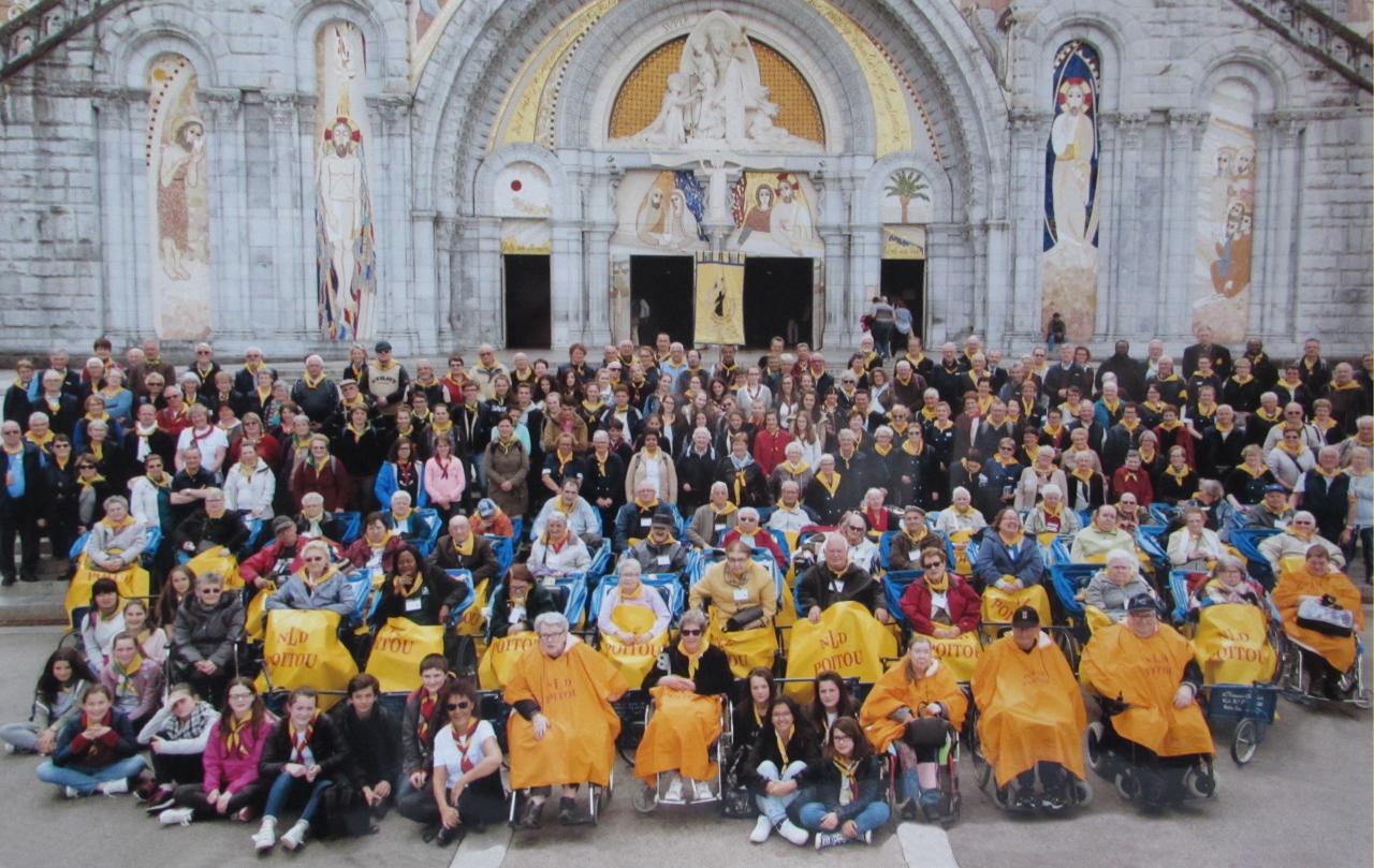 2017.05 - Ensemble des Pèlerins sur le parvis du Rosaire