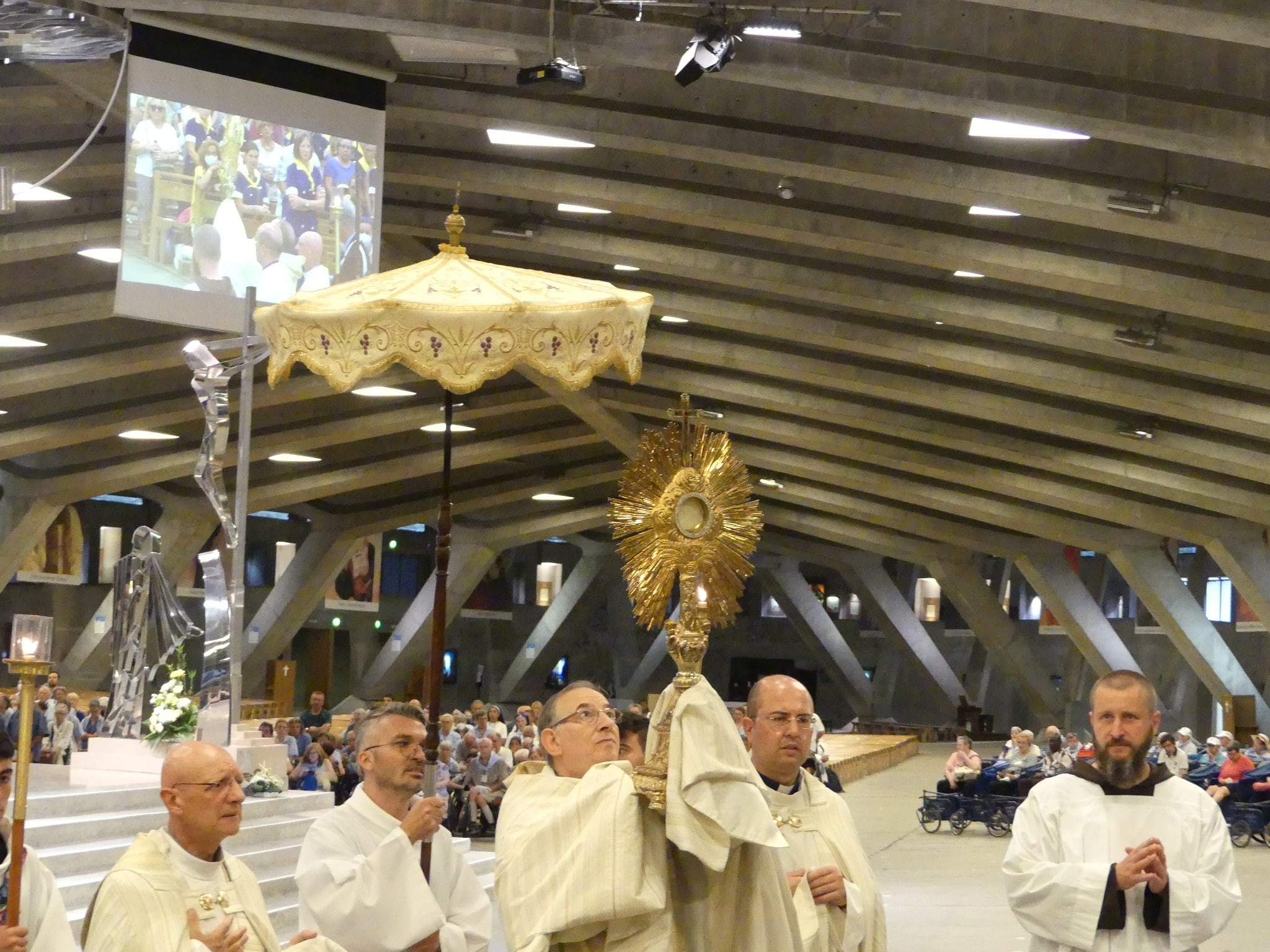 2022 08 08 - procession eucharistique