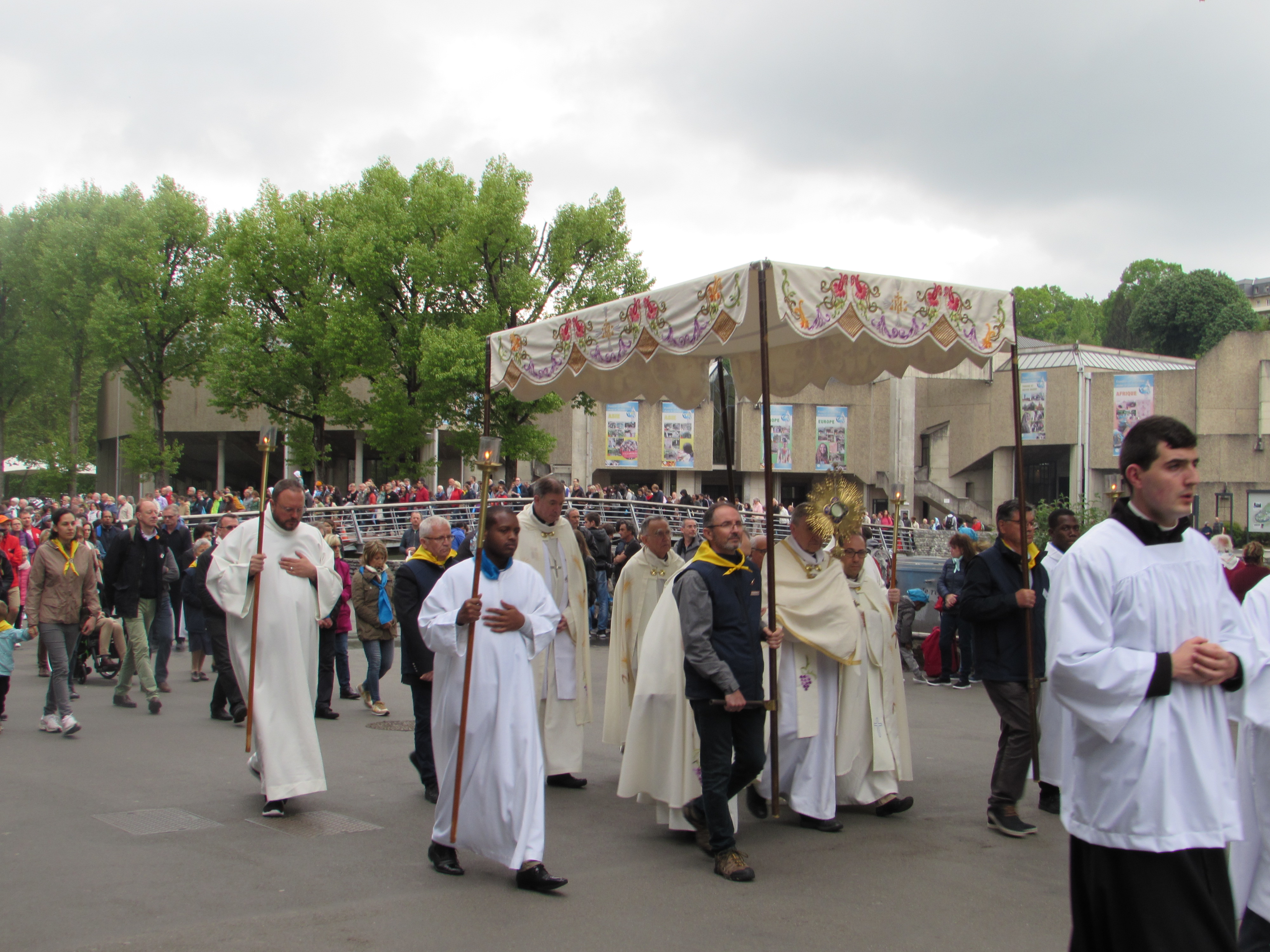 207 - Procession Eucharistique