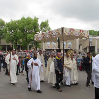 207 - Procession Eucharistique