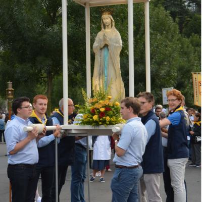 88.Procession mariale