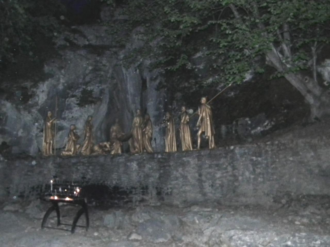 XIVème Station - Jésus est mis au tombeau