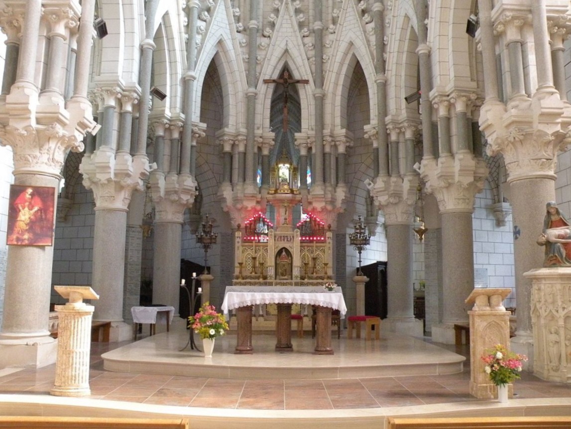Notre Dame de Pitié - maitre autel 1932 reliques des St Cornay et St Théophane Venard